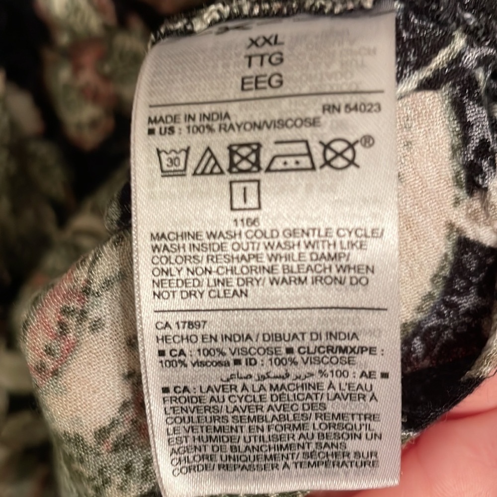 Old Navy women’s EUC black floral print top XXL​​ - Picture 4 of 4